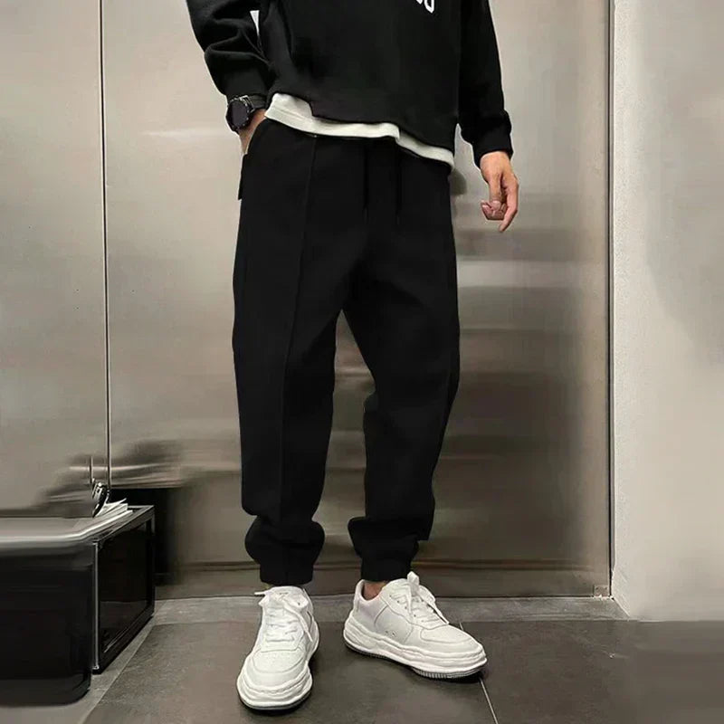 Loose-fitting men's jogging pants with elastic waistband and cuffs