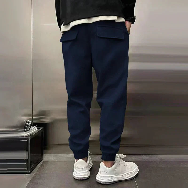 Loose-fitting men's jogging pants with elastic waistband and cuffs
