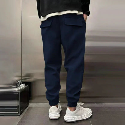 Loose-fitting men's jogging pants with elastic waistband and cuffs