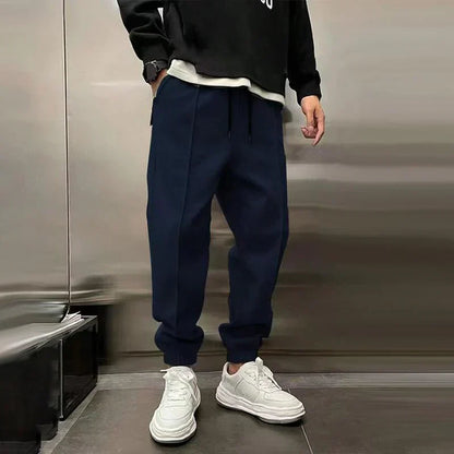 Loose-fitting men's jogging pants with elastic waistband and cuffs